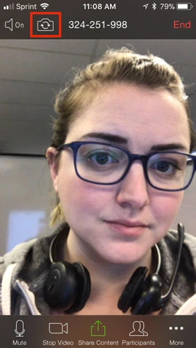 Chạm vào biểu tượng camera ở đầu màn hình để chuyển đổi giữa camera trước và camera sau.