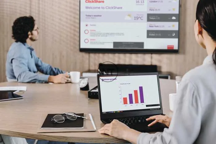 ClickShare CS-100 - Stand-alone wireless presentation system for small meeting rooms