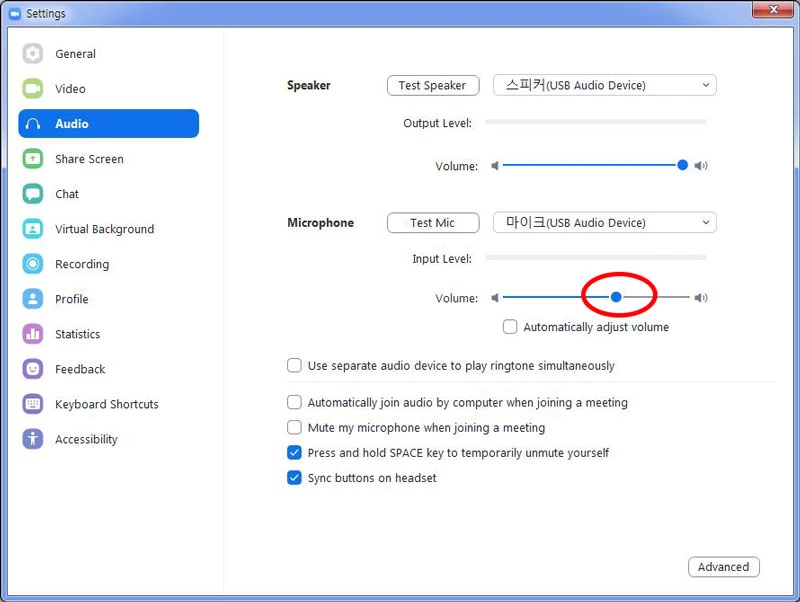 Âm thanh quá vang khi bạn nói

