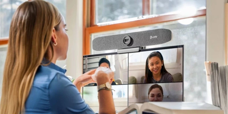 Camera tích hợp loa và mic Poly Studio P15