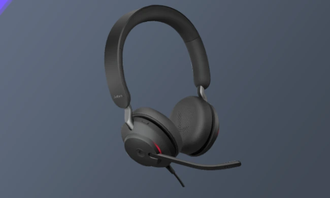 Jabra Evolve2 40 - Design: Thiết kế cong của tai nghe không tiện dụng, dẫn đến lực kẹp quá mức và gây khó chịu khi đeo trong thời gian dài.