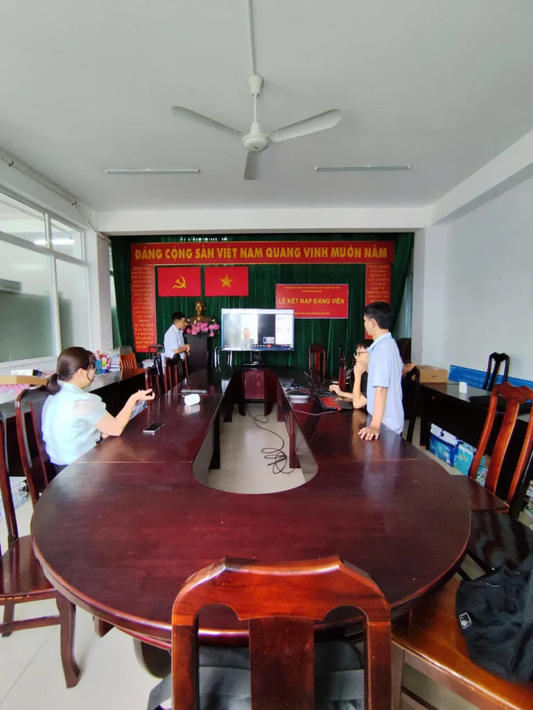 Toàn cảnh phòng họp tại Công ty TNHH Công Nghệ Đồng Danh, nơi đang diễn ra buổi họp trực tuyến sử dụng hệ thống Logitech Group.