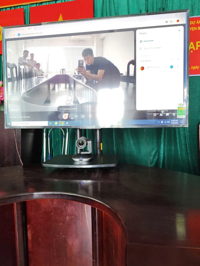 Màn hình hiển thị hình ảnh từ camera Logitech Group trong cuộc họp trực tuyến, đảm bảo hình ảnh sắc nét và góc nhìn rộng.