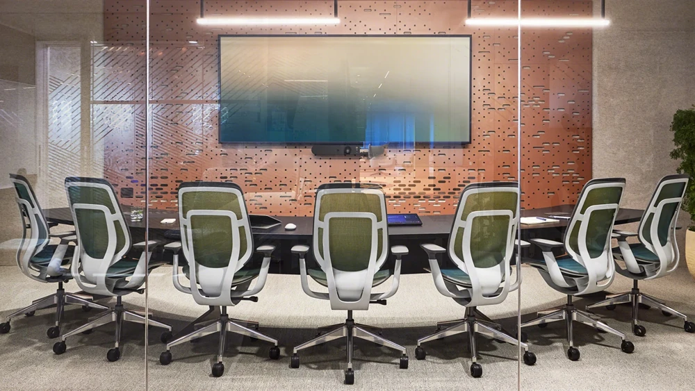 Ảnh mô tả giải pháp Logitech Rally Bar Mini trong không gian phòng họp