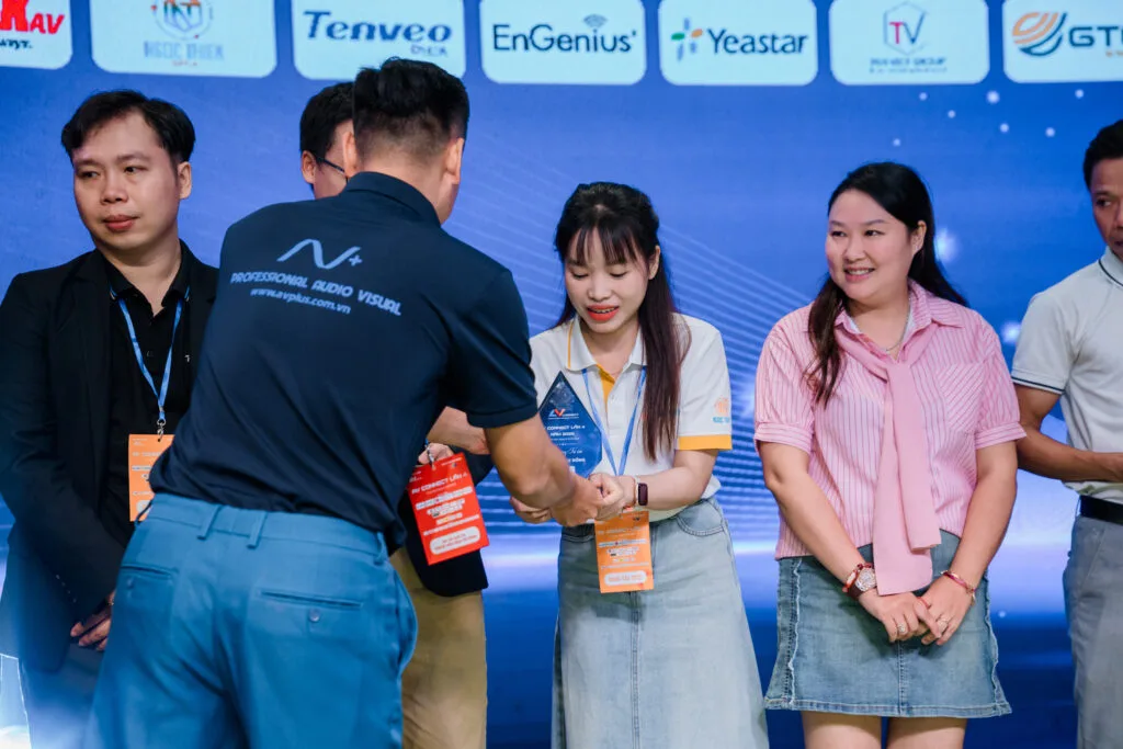Nhân viên Ngọc Thiên nhận cúp tại sự kiện AV Connect lần 4 năm 2025