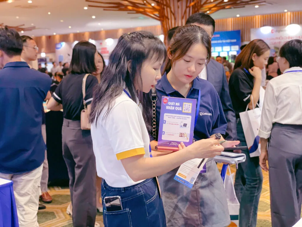 Một trong những điểm nhấn thú vị là hoạt động quét mã QR trải nghiệm thực tế. Chỉ với một thao tác đơn giản, khách tham quan có thể đăng ký dùng thử miễn phí 30 ngày toàn bộ tính năng cao cấp của hệ thống tổng đài Yeastar, đồng thời nhận thêm Key vĩnh viễn cho 5 Extension để áp dụng ngay tại doanh nghiệp mình.