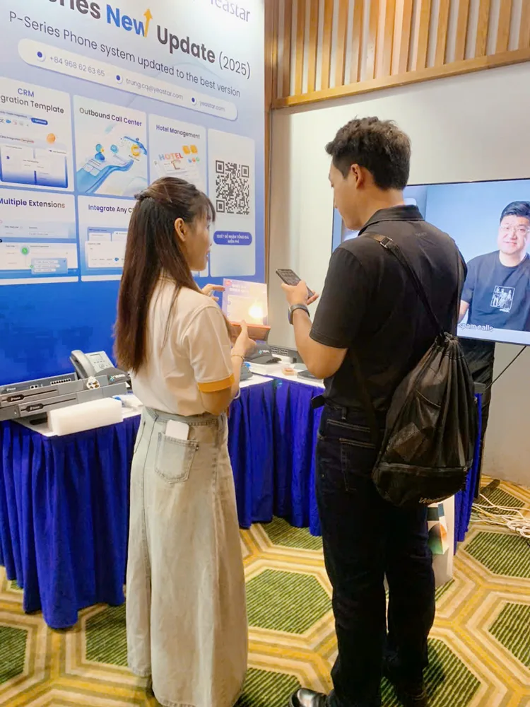 Nhân viên Ngọc Thiên tư vấn giải pháp Yestar cho Ngọc Thiên