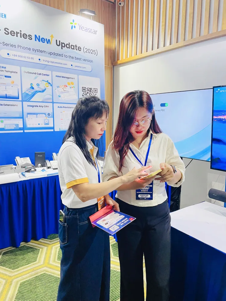 Nhân viên Ngọc Thiên tư vấn giải pháp Yestar cho Ngọc Thiên
