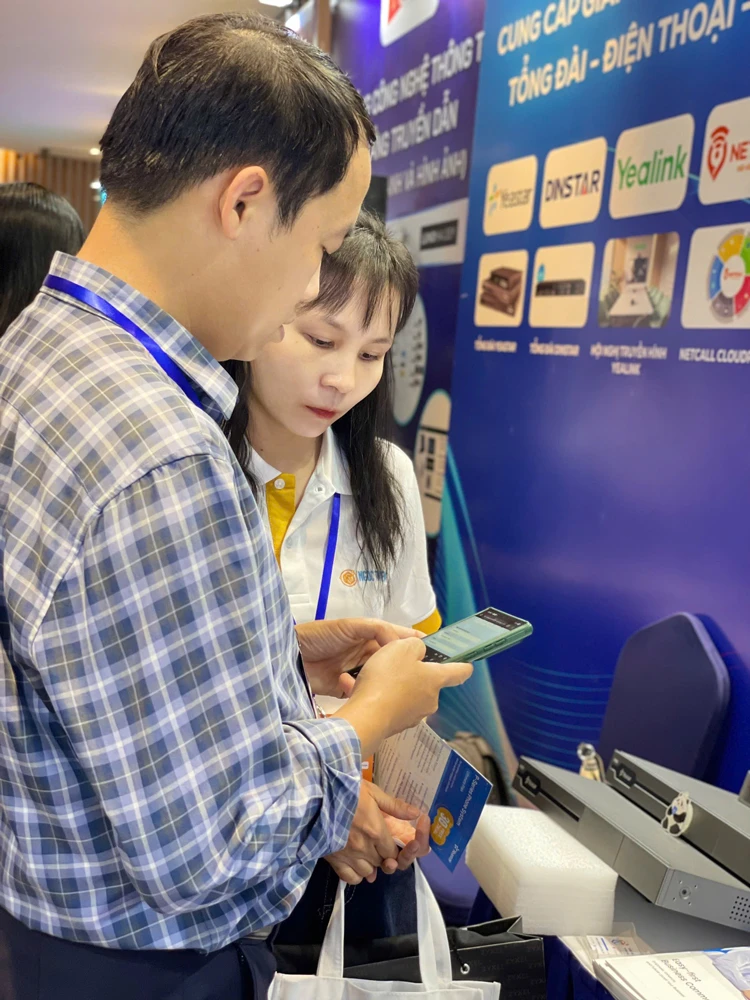 Nhân viên Ngọc Thiên tư vấn giải pháp Yestar cho Ngọc Thiên