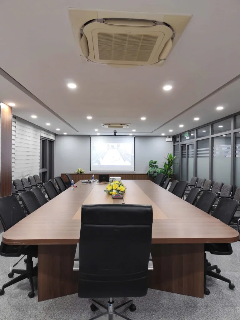 Hình ảnh phòng họp sau khi hoàn thiện lắp đặt, trang bị đầy đủ hệ thống Logitech Group, sẵn sàng cho các cuộc họp trực tuyến hiệu quả và chuyên nghiệp.