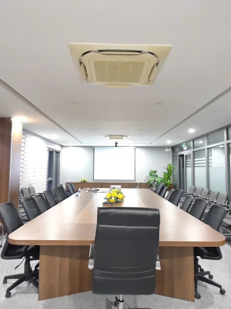 Phòng họp đã được triển khai thành công, sẵn sàng vận hành với hệ thống Logitech Group hiện đại, mang đến trải nghiệm họp trực tuyến mượt mà và chuyên nghiệp.