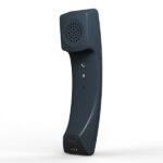 Tay cầm Bluetooth Yealink BTH58, mặt trước với loa thoại, phím nhận/kết thúc cuộc gọi, phím tắt tiếng và điểm tiếp xúc sạc ở phía dưới.