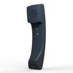 Tay cầm Bluetooth Yealink BTH58, mặt trước với loa thoại, phím nhận/kết thúc cuộc gọi, phím tắt tiếng và điểm tiếp xúc sạc ở phía dưới.