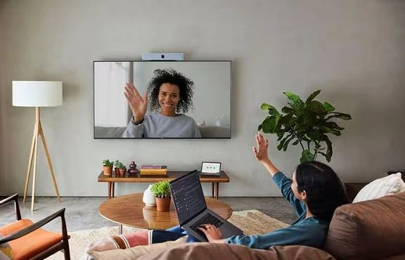 Ảnh trên: Webex Room Kit Mini trong không gian làm việc từ xa