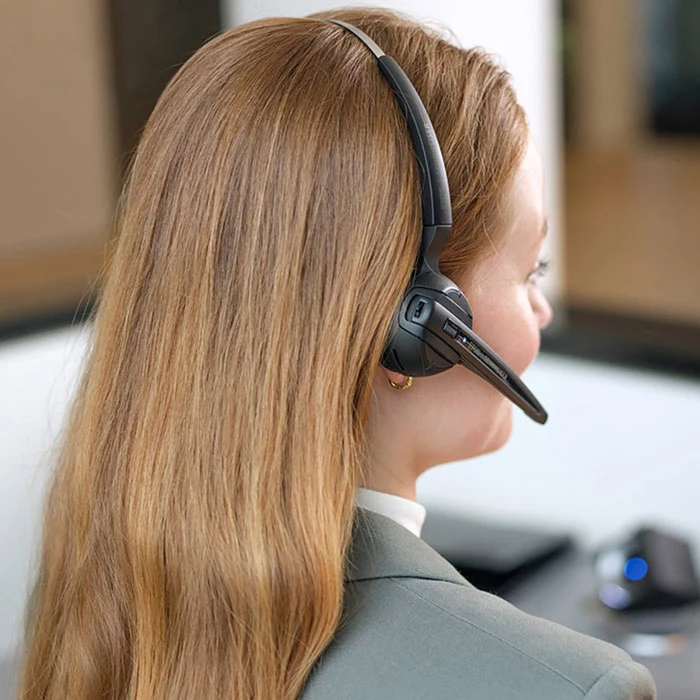 Đảm bảo âm thanh cao cấp cho cuộc gọi rõ ràng Với EPOS Voice™ và micrô khử tiếng ồn cho cuộc trò chuyện rõ ràng, tự nhiên Di chuyển tự do với phạm vi tiếp cận không dây mạnh mẽ Lên đến 55 m trong các văn phòng thông thường, tầm nhìn lên tới 180 m và thời gian đàm thoại lên tới 12 giờ. Đảm bảo bàn làm việc gọn gàng lý tưởng cho hotdesking Với thiết kế chức năng hợp lý, tai nghe không dây và một trạm gốc phục vụ mọi phong cách đeo Kết nối đơn giản với một thiết bị Plug and play với khả năng kết nối đơn với điện thoại bàn hoặc softphone/PC Chọn phong cách mặc của bạn Tai nghe nhẹ, thoải mái phù hợp với sở thích của bạn, băng đô, dây đeo cổ tùy chọn móc tai và tai nghe hai tai