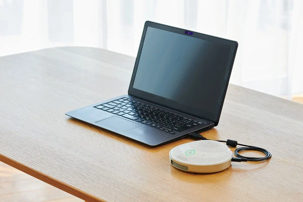 Khả năng tương thích với nhiều nền tảng, kết nối liền mạch với bất kỳ hệ thống hội nghị từ xa nào