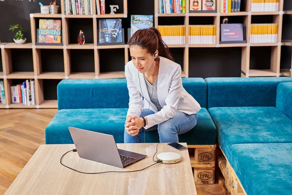 Kết nối tai nghe để cho phép đảm bảo tính bảo mật khi giao tiếp từ xa