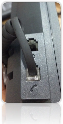 Cắm dây xoắn với thiết bị điện thoại.