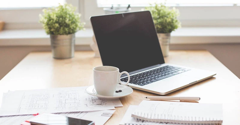 Máy tính xách tay hoặc máy tính để bàn