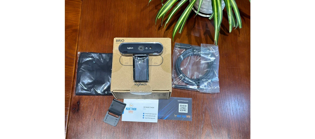 Hộp sản phẩm Logitech Brio Ultra HD Pro bao gồm các thiết bị
