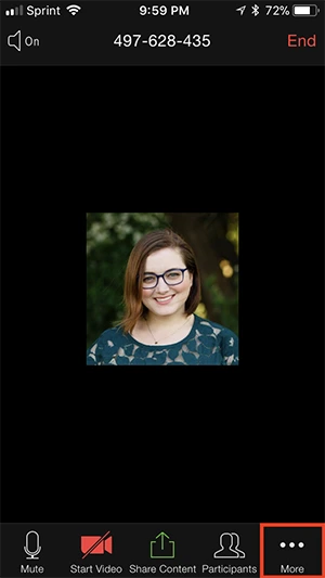 Khi đang trong cuộc họp Zoom, nhấn vào Thêm ở phần điều khiển