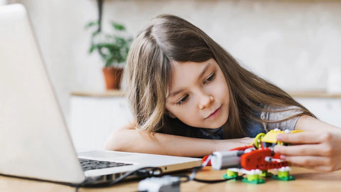 Kết hợp với trải nghiệm thực tế