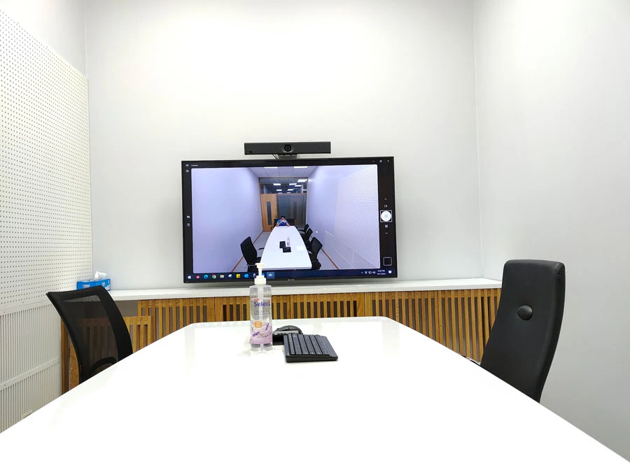 Phòng 2: Yealink UVC84 + 2 loa MSpeaker II + 2 VCM34