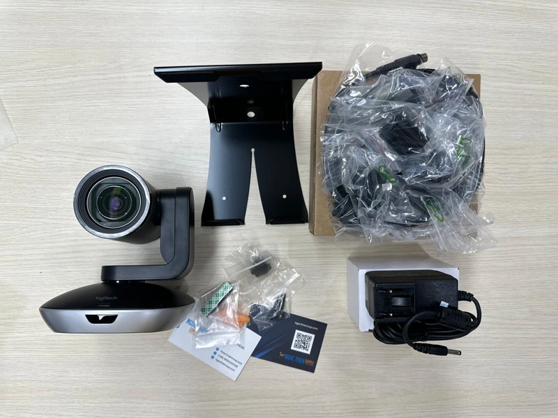 Hộp Logitech PTZ Pro2 bao gồm những thiết bị gì?