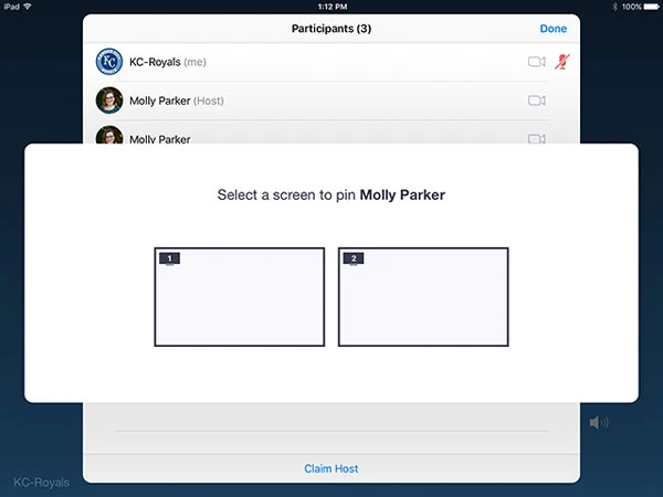 Bắt đầu một cuộc họp mới hoặc đã lên lịch. Nhấn vào Manage Participants trên Bộ điều khiển Zoom Room.  Nhấn vào Tên máy chủ hoặc Người tham gia> nhấn vào Pin hoặc Spotlight Video.  Nếu bạn có nhiều màn hình trong Phòng zoom của mình, bạn có thể chọn màn hình để ghim video vào.