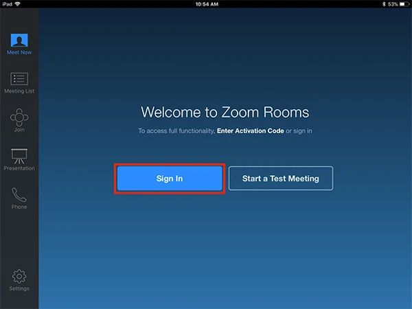 Trên Zoom Rooms Controller, nhấn vào Đăng nhập. ﻿