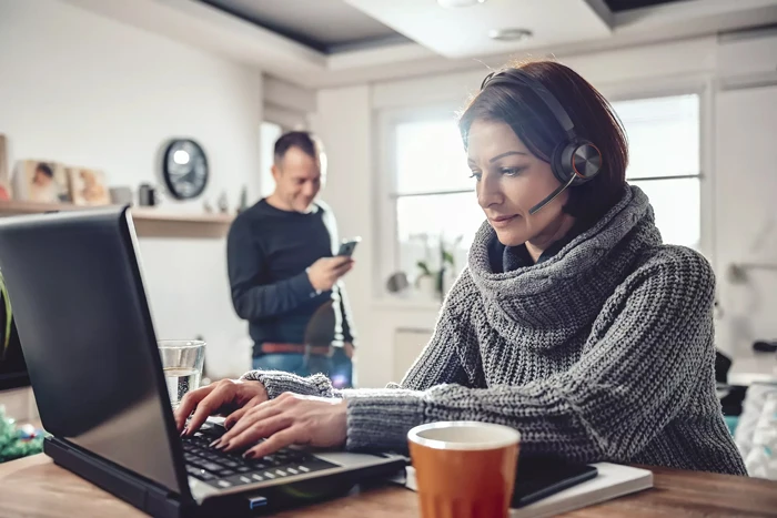 Tai nghe hội nghị Poly voyager focus 2