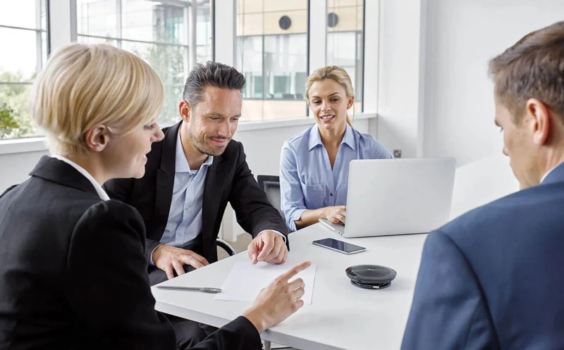 Cách làm giảm tiếng vang trong phòng họp trực tuyến