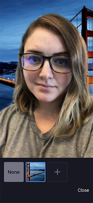 Nhấn vào nền ảo bạn muốn áp dụng hoặc nhấn + để tải lên một ảnh mới. Nền ảo sẽ tự động được áp dụng.